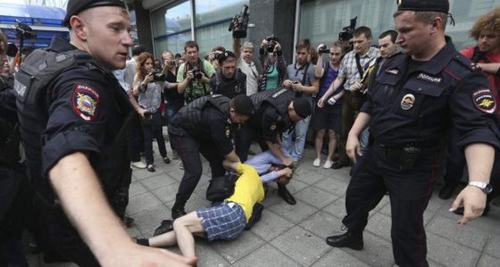 Rusia ajusta aún más su política anti-gay y prohibirá toda difusión de películas, libros y series LGBTQ
