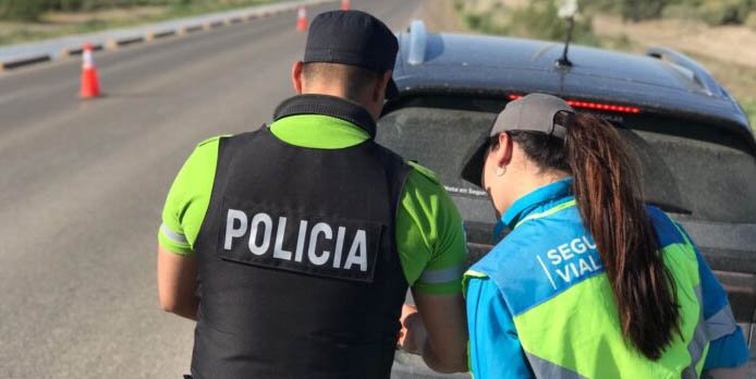 Multas más caras: cruzar en rojo o circular sin VTV puede costar hasta $181.800