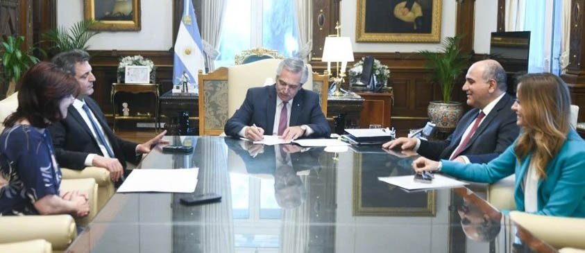 Limitarán por decreto la incorporación de beneficiarios a programas sociales