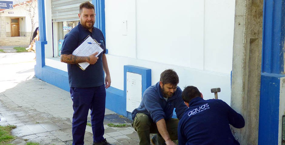 Continúan los trabajos de reparación en la red de agua
