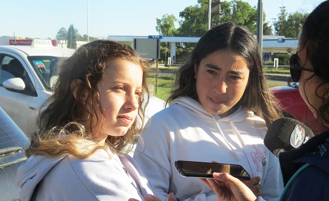 Kiara Ponce y Candela Vega regresaron a Balcarce y fueron recibidas por su familia y el Intendente