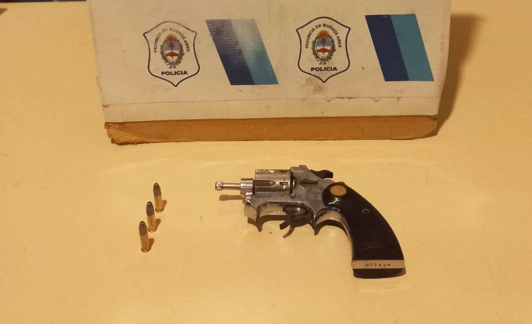 Aprehenden a pareja  por portación de arma