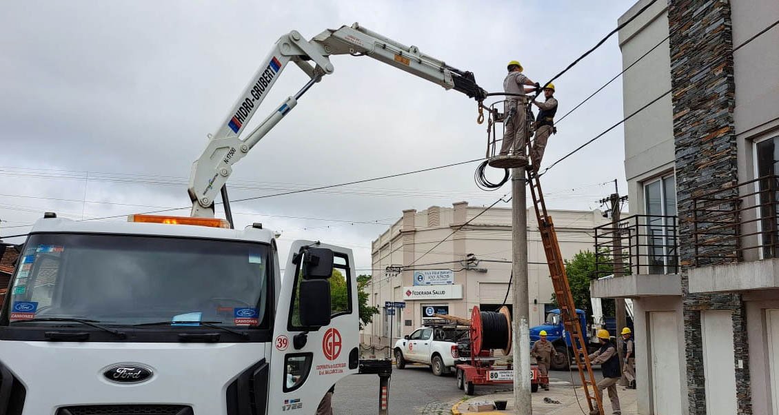 La Cooperativa de Electricidad continúa con el cambio de líneas aéreas
