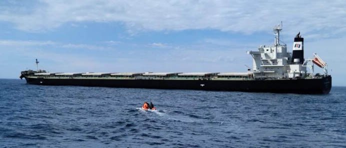 Un buque cargado con 72.000 toneladas de soja chocó contra un espigón del puerto de Quequén