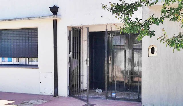 Tras hacerle el "cuento del tío", a una señora le robaron una importante suma en dólares