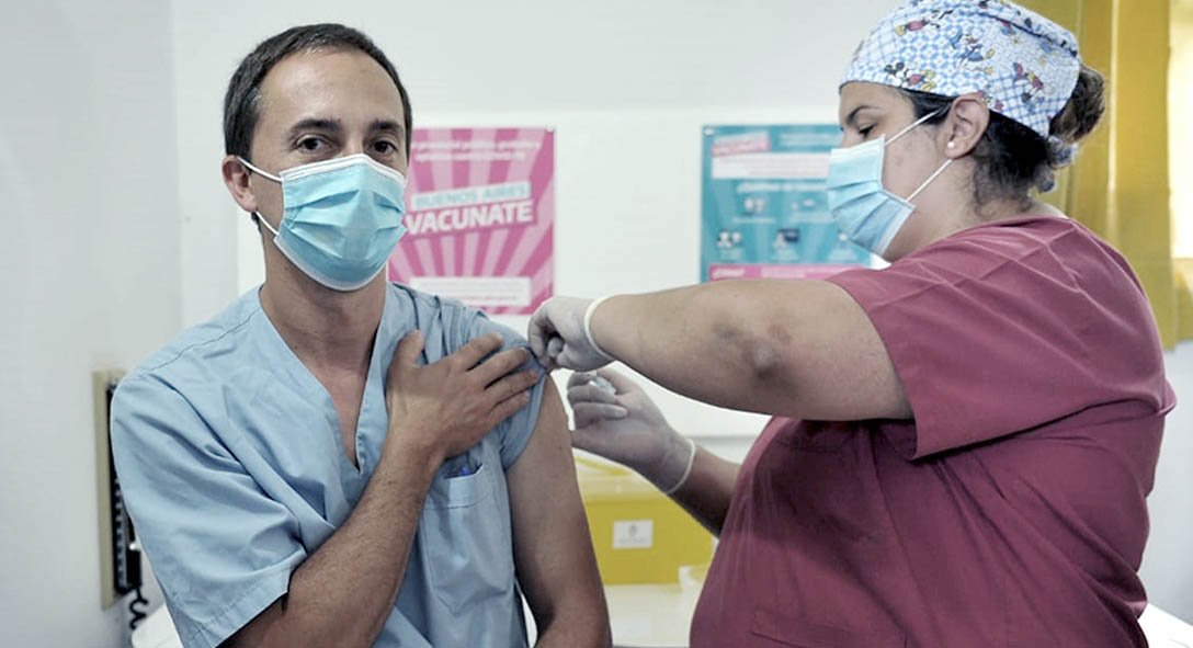 Por la fuerte suba de casos de coronavirus, el Gobierno recomendó volver a usar barbijo y vacunarse