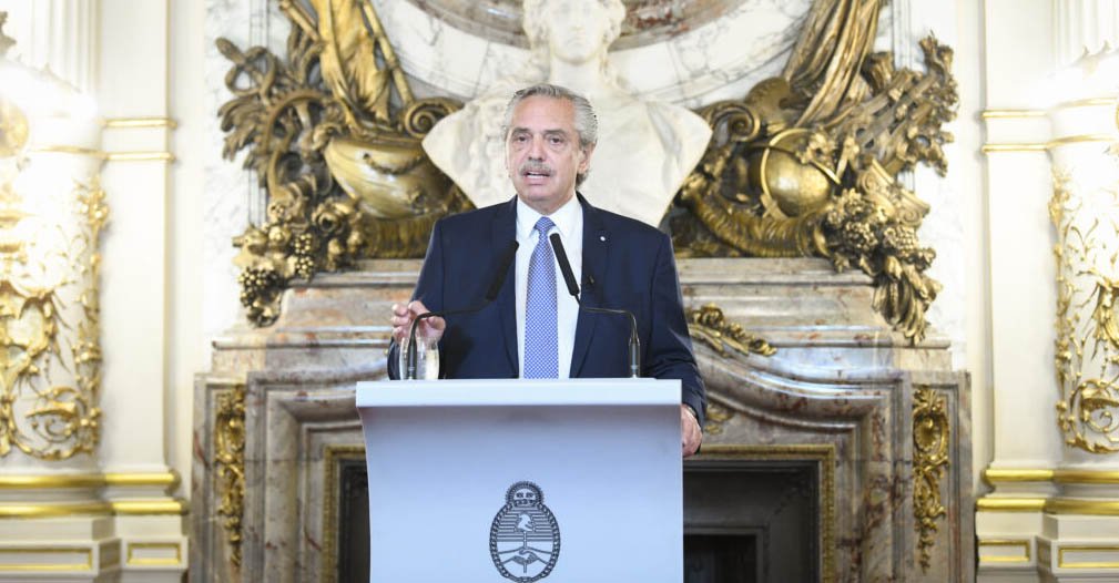 Cadena nacional: Fernández pidió que se investigue el viaje a Bariloche de jueces, funcionarios y directivos de Clarín