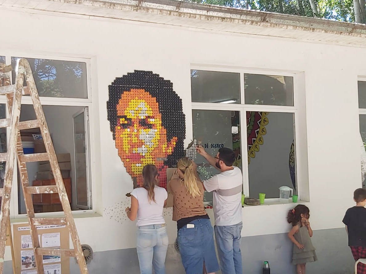 Construyen un mural de Juana Azurduy con tapas de gaseosa