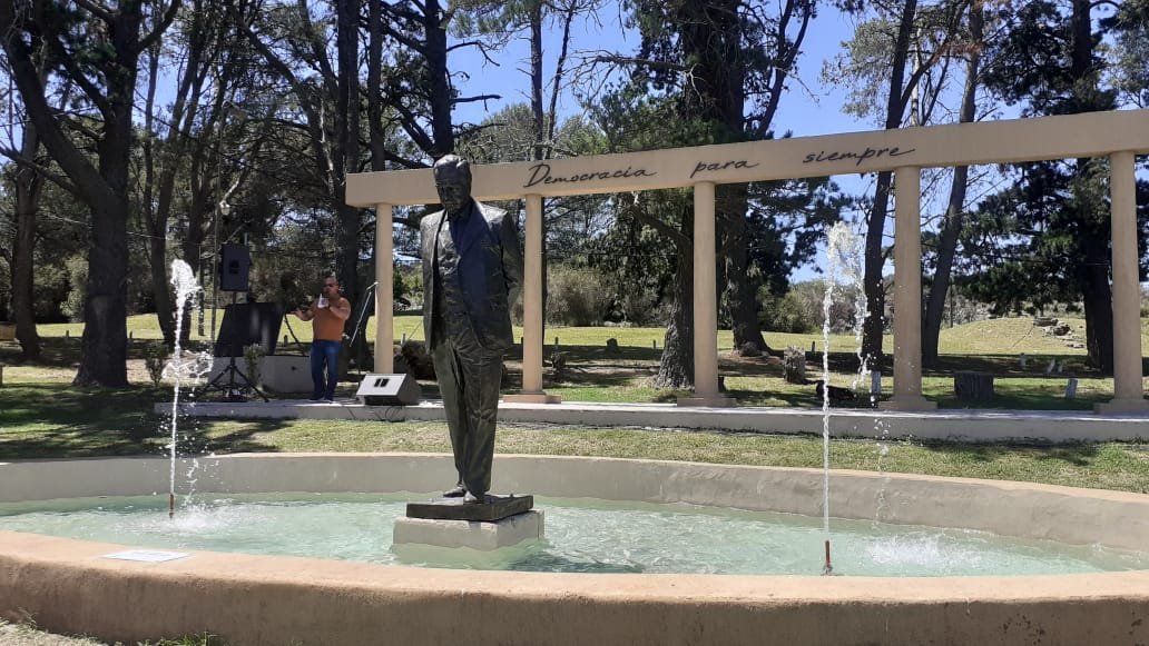 Quedó oficialmente inaugurado el monumento a Raúl Alfonsín.