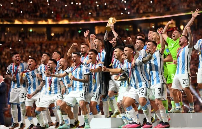 Llegó el momento que esperaba el fútbol: Messi levantó la Copa del Mundo