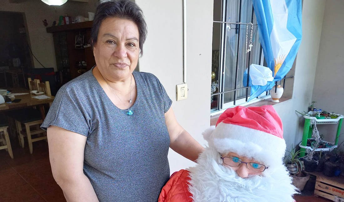 Todos los años convierte su casa en un símbolo navideño