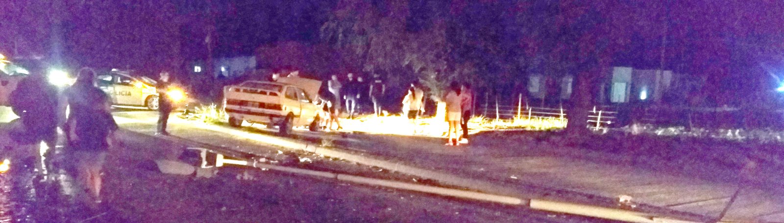 Impactante accidente: volteó columna de luminaria