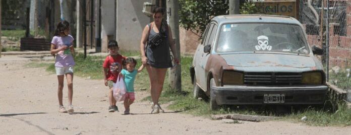 Las canastas de pobreza e indigencia subieron más que la inflación en 2022