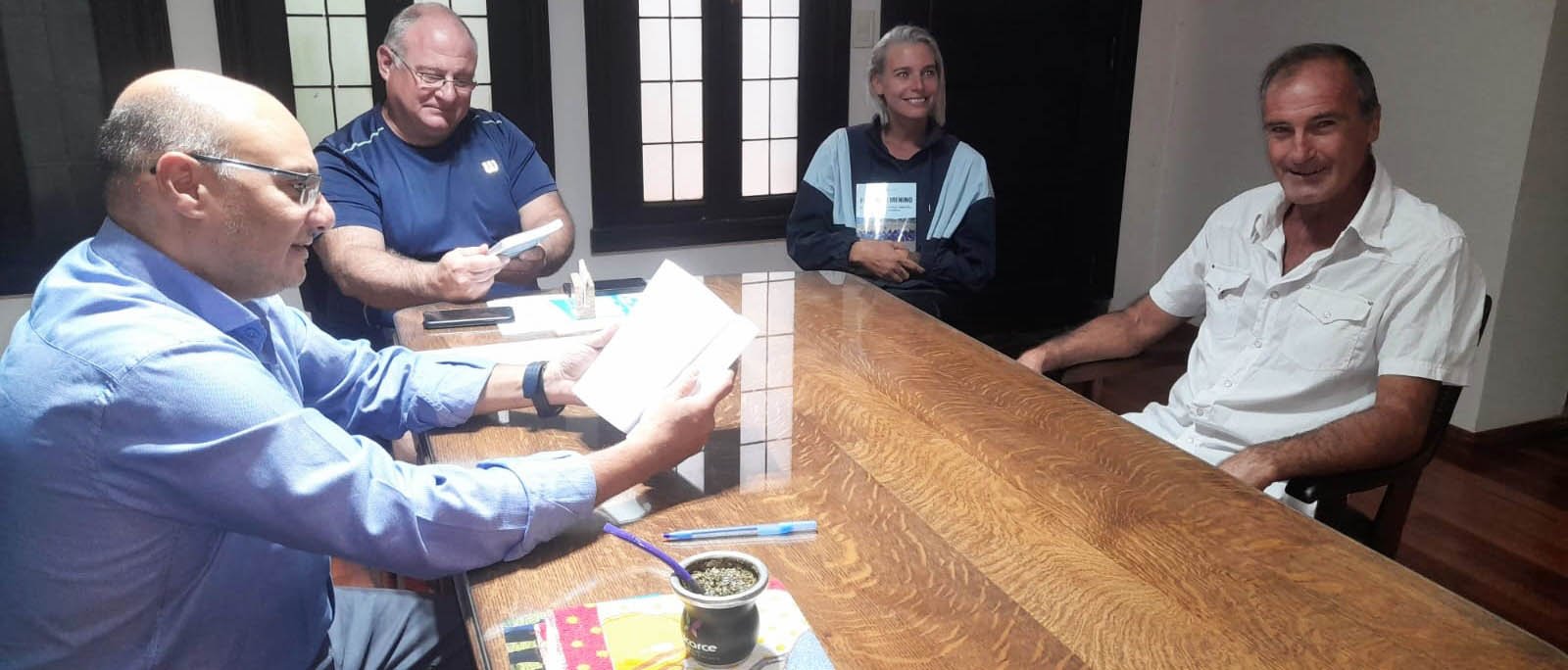 Gustavo Levine entregó su libro al intendente Reino