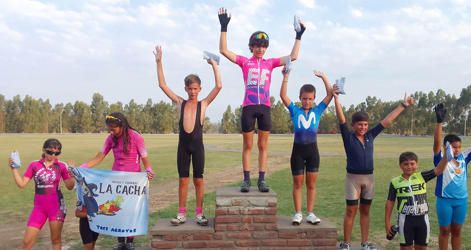 Podios de ciclistas balcarceños en Ayacucho y Tandil