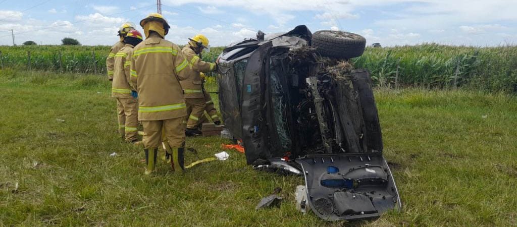 Trágico vuelco en la Autovía: una mujer murió y sus hijos y esposo sufrieron heridas