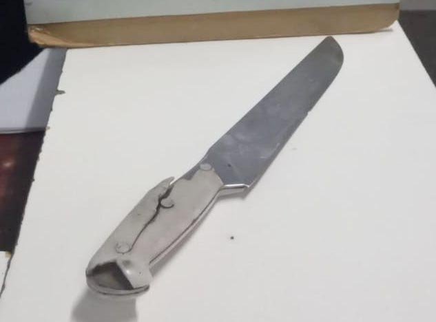 Robó y amenazó a la Policía con una cuchilla