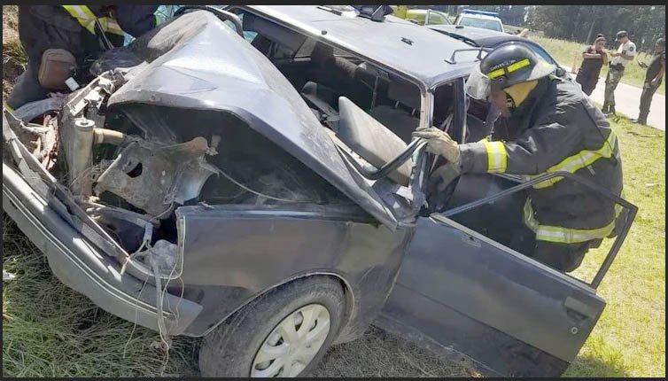 Violento choque entre dos autos en el camino viejo a Miramar: 5 personas resultaron heridas