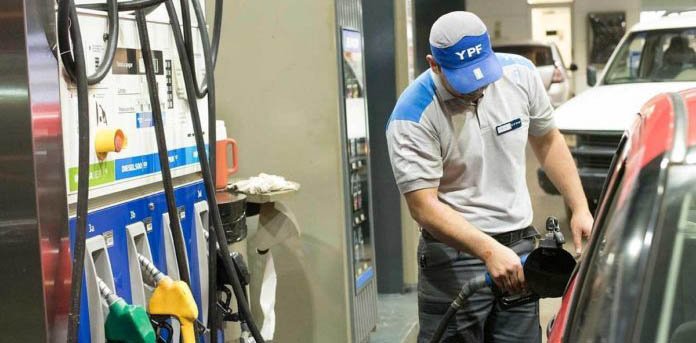 YPF se sumó a Shell y aumentó sus combustibles en un 3,8%