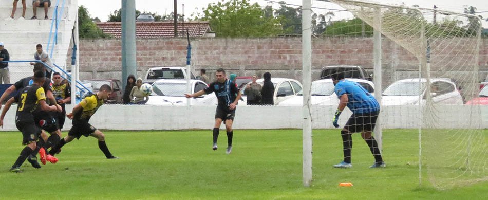 Goleada de Racing FC sobre Sportivo Trabajo Mitre