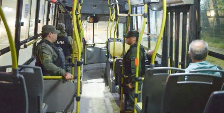 Aníbal Fernández sube gendarmes a los colectivos para hacer "control documentológico"