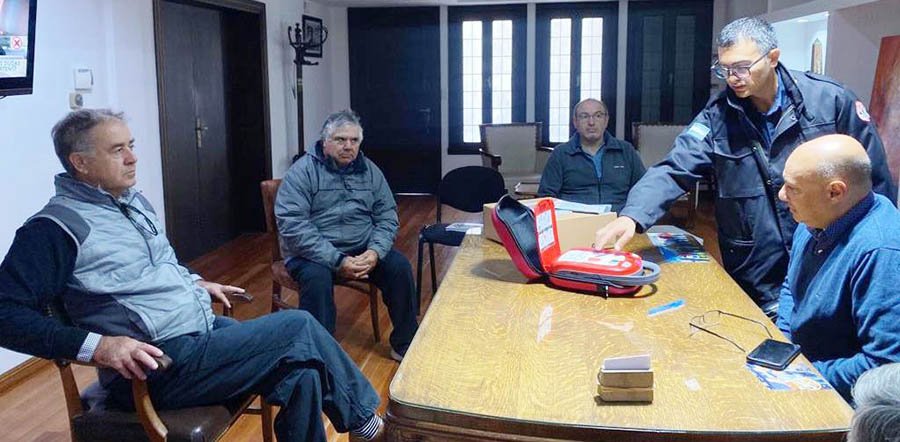 Una estación de servició incorpora un desfibrilador gracias al aporte de varias empresas