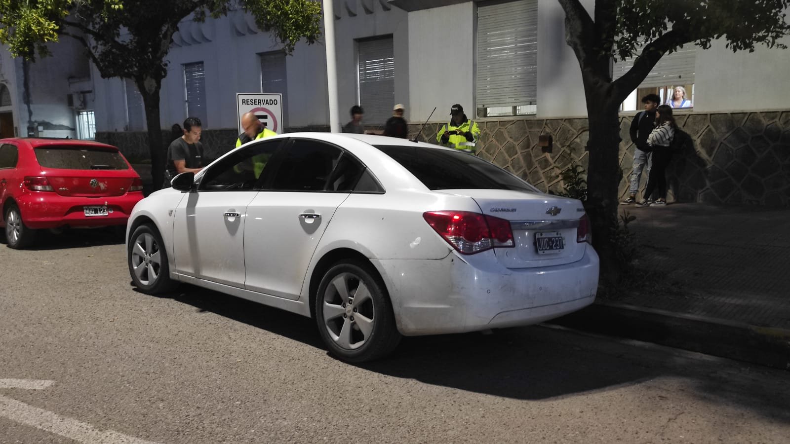 Un automóvil Chevrolet Cruze y una motocicleta de baja cilindrada protagonizaron otro siniestro vial