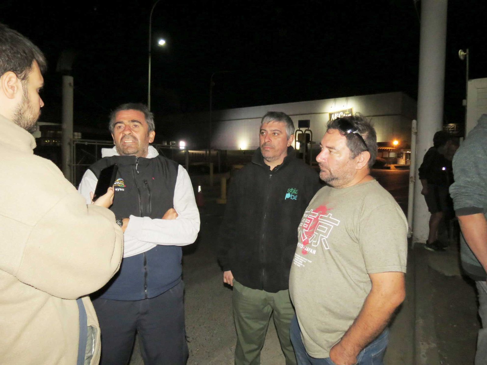 Acampe en McCain en apoyo al empleado despedido