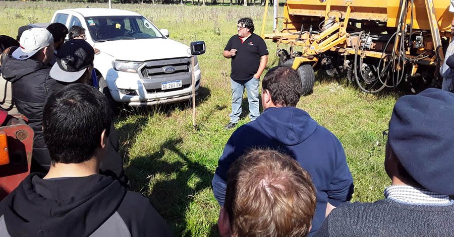 Exitosa jornada de capacitación para operadores de maquinaria agrícola