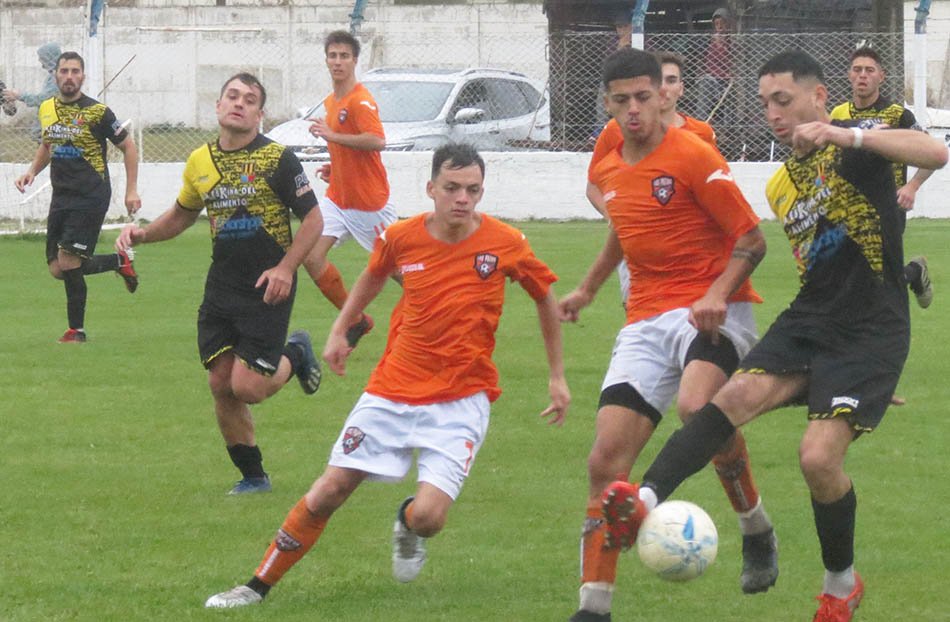 Los Patos FC goleó a Sportivo Trabajo Mitre