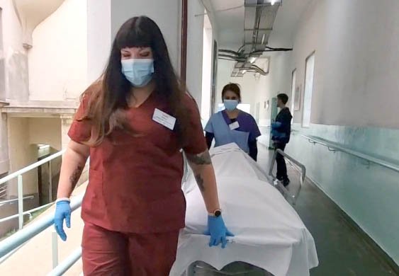 Por primera vez, un hospital público bonaerense contará un equipo de camilleras mujeres