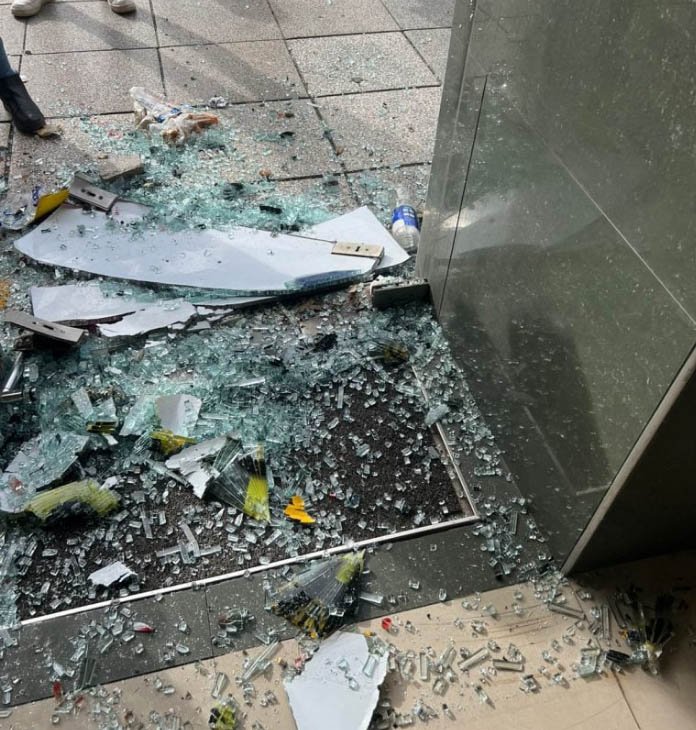 Destrozos en un local del PRO durante una manifestación