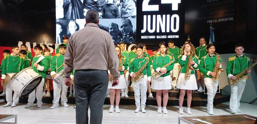 La Banda Infanto Juvenil de Ensenada,  presente en el homenaje a Juan Manuel Fangio