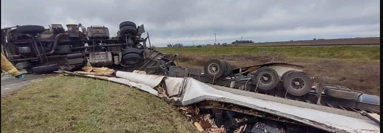Un camión cargado de pescado fresco que viajaba a Mar del Plata volcó y generó un caos en la ruta 2