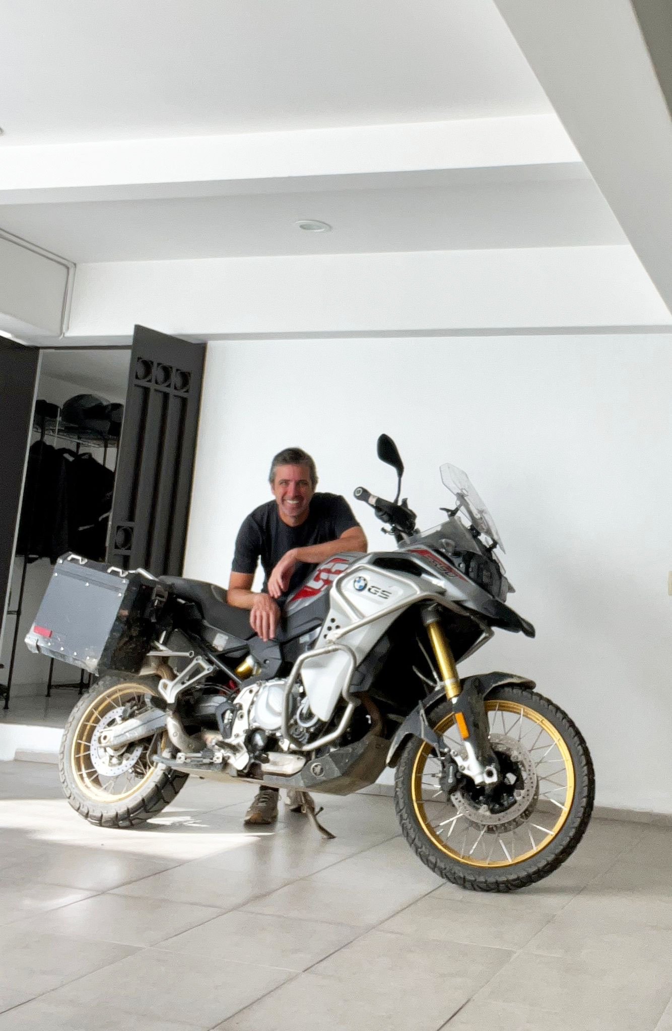 Federico Cahuepé: el balcarceño  que recorrió un continente a  bordo de su moto
