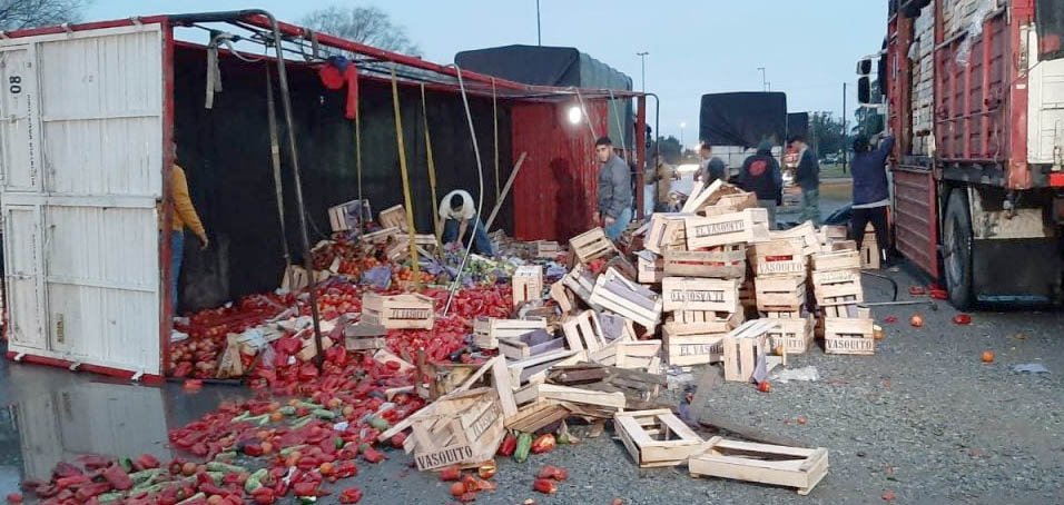 Volcó un camión que transportaba verduras en la Ruta 88