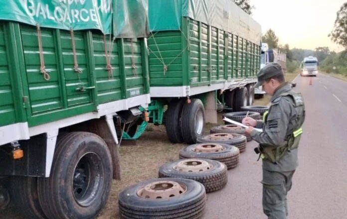 Habrían detenido a dos camioneros balcarceños en Misiones por contrabando de cubiertas