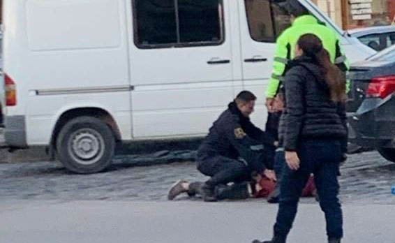 Fue interceptado, intentó prender  fuego su vehículo y terminó detenido