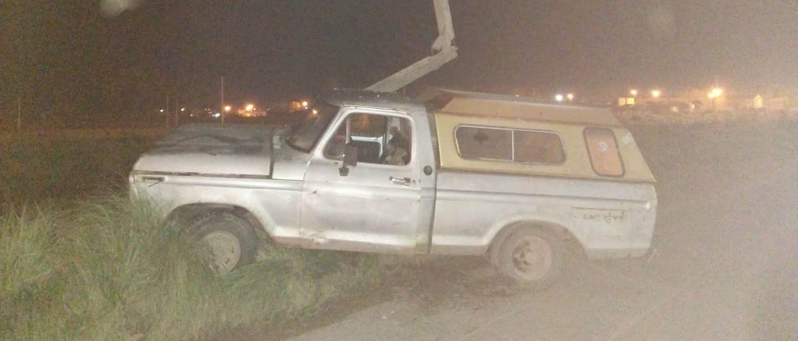 Se habría roto la dirección de su camioneta y chocó contra un poste de luz