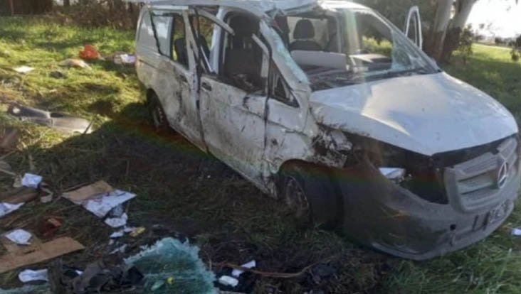 Dos muertos y tres heridos graves tras el vuelco de una combi en ruta 88