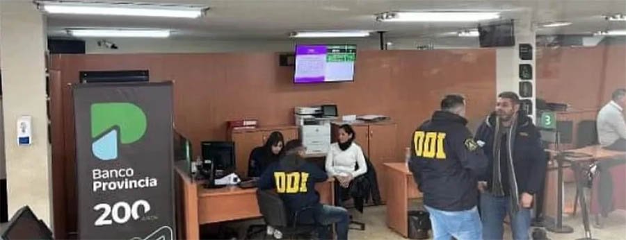 Tensión en La Plata: entraron con armas largas a un Banco Provincia y encañonaron a clientes