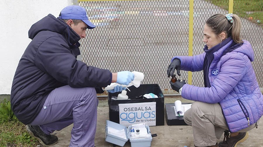 Aguas y CEDEAC coordinaron un nuevo  muestreo de agua de red y subterránea