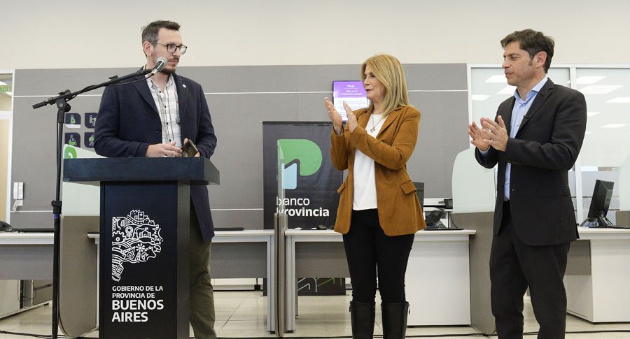 Axel Kicillof y Juan Cuattromo presentaron beneficios con Cuenta DNI y tarjetas de crédito