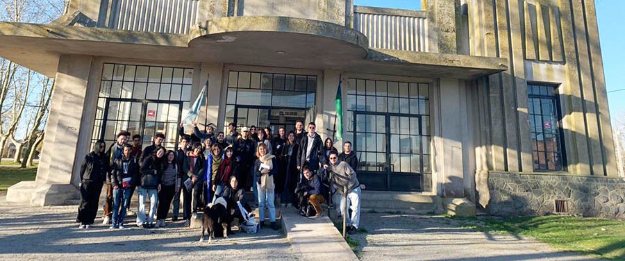Alumnos de la FADU visitaron el Centro Salamone para aprender acerca del patrimonio de nuestra ciudad