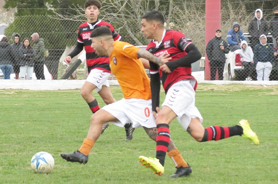Amigos Unidos y Los Patos FC empataron sin goles en el "Antonio Cerono"
