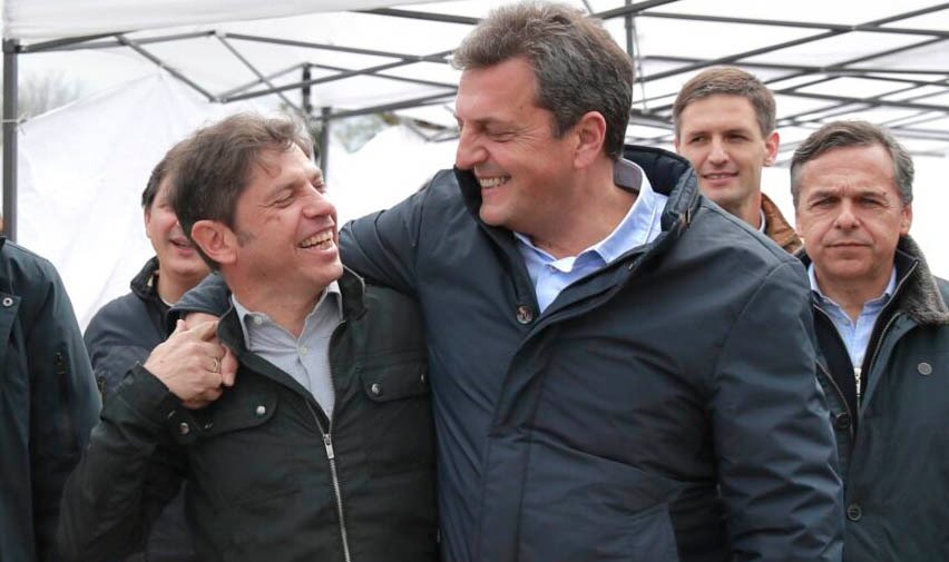 Kicillof da 10% extra a estatales, un bono de $30.000 y ayuda a municipios por la suma fija
