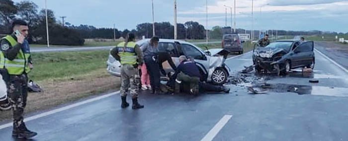 Choque frontal en ruta 226: uno de los autos iba en contramano