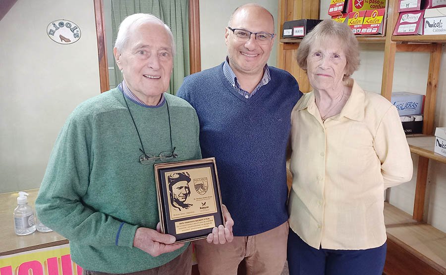 Raúl Balinotti y Elvira Alonso fueron reconocidos por el Intendente ante la emoción de familiares y vecinos