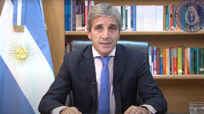 Fuerte devaluación y ajuste: duplican el valor del dólar oficial a 800 pesos