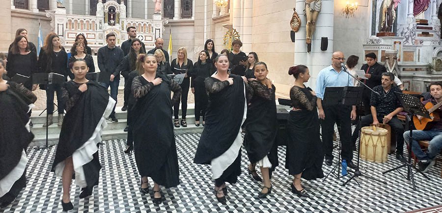 El coro de la Escuela de Arte y el grupo  “Sonkoy Manta” captaron la atención en la Misa Criolla